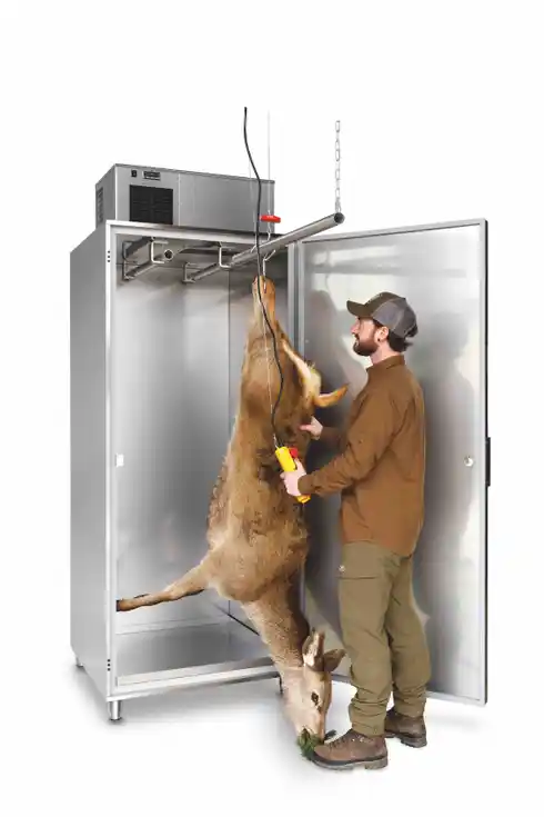 Wildkühlschrank mit hängendem Reh