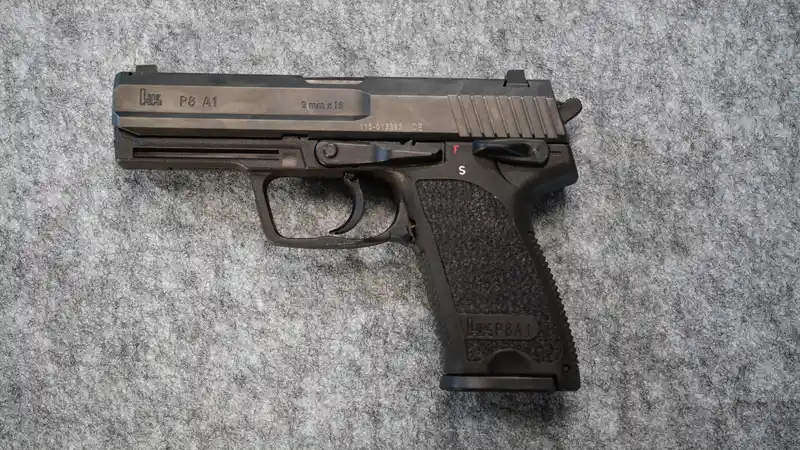 Entsicherte Pistole P8